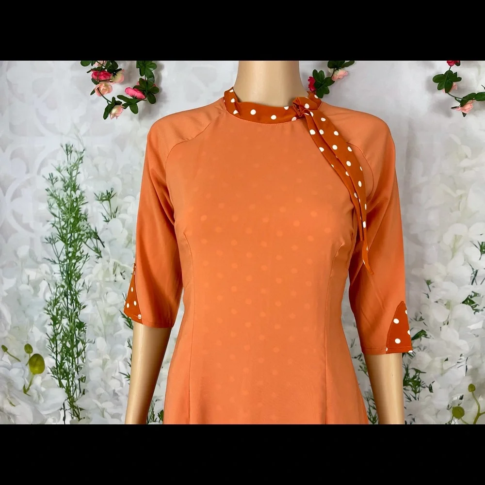 Ao dai cach tan vay 4 ta chấm bi, New beautiful Vietnamese
size L Vietnam (US 4 - Picture 3 of 5